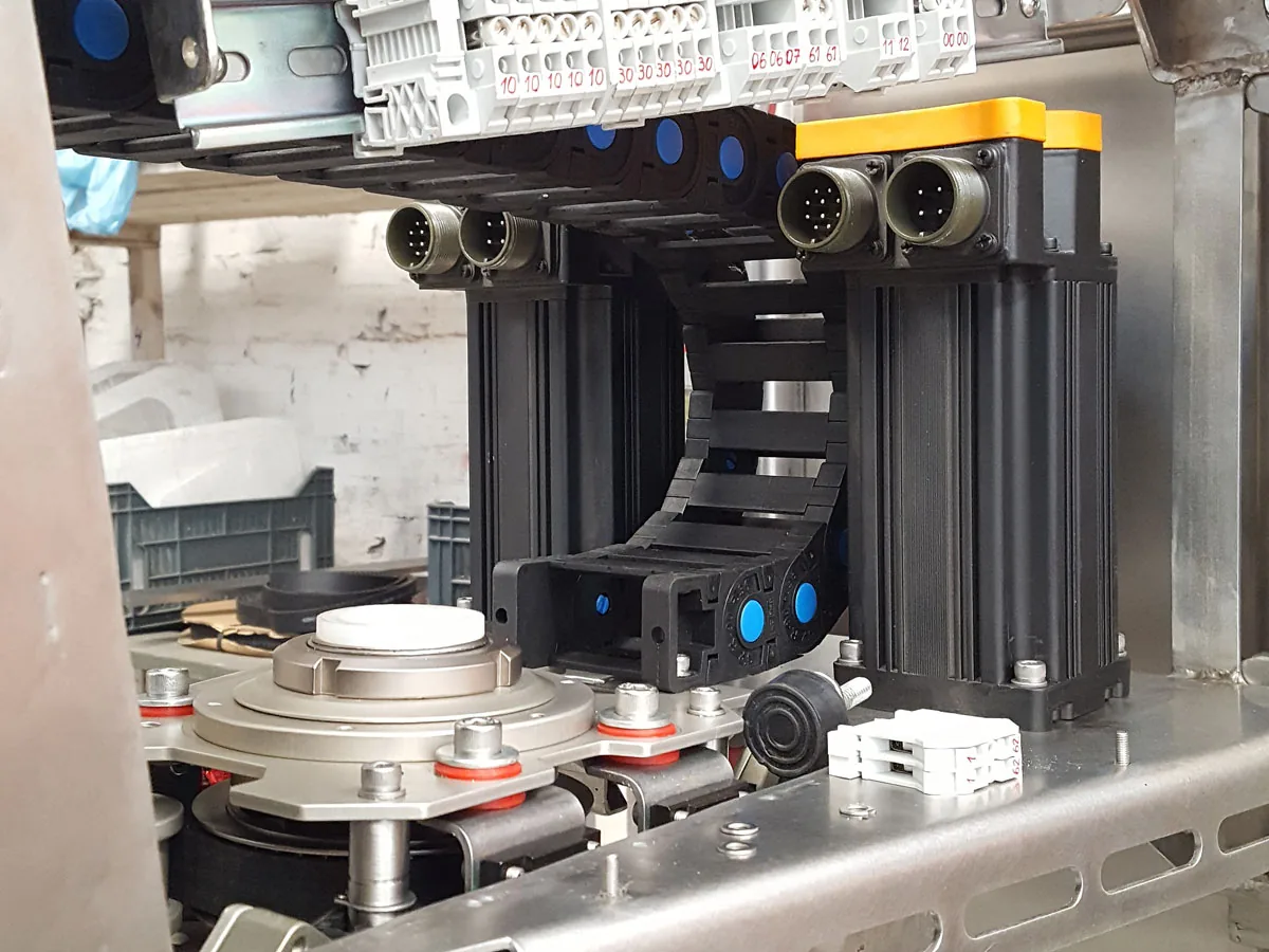 Robot industrial integrado en línea de producción