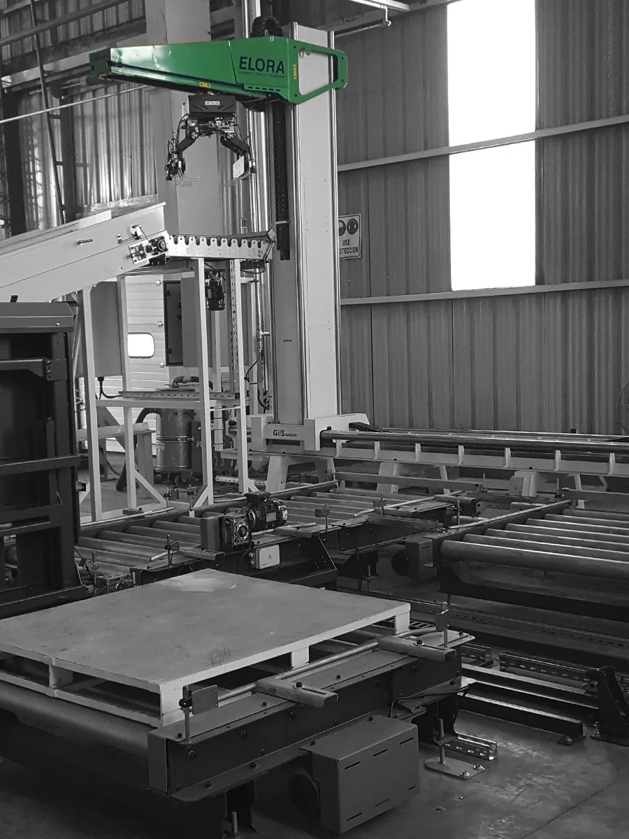 Robot ELORA paletizando maní